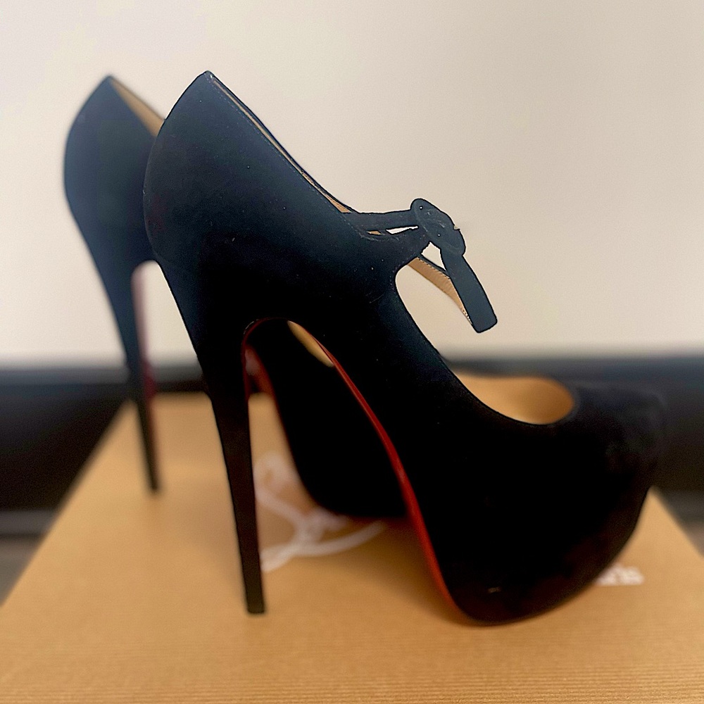 SUEDE LOUBOUTIN PLATFORM NEVER WORN OUTSIDE ONLY TRIED ON❤️‍🔥